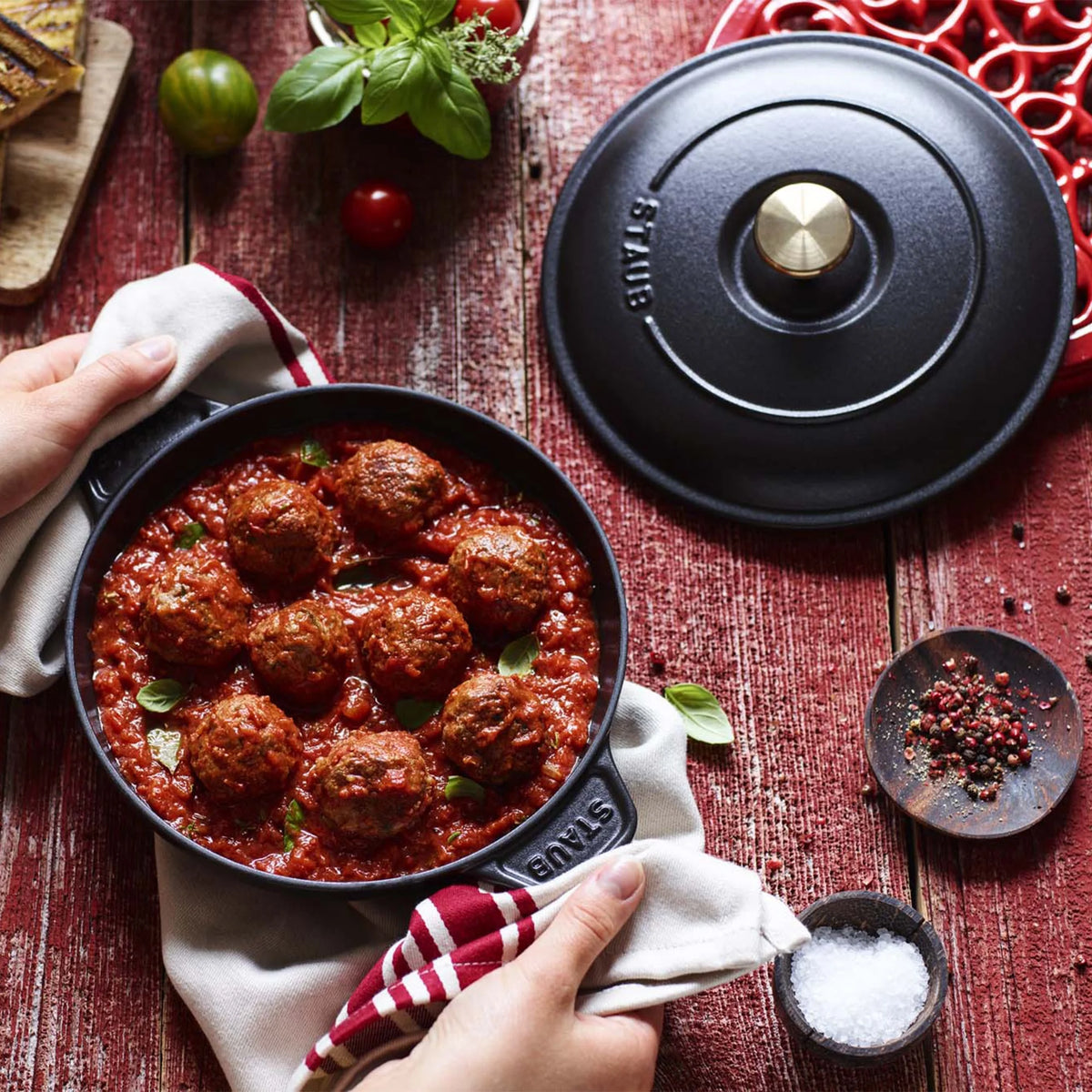 Cast Iron Round Covered Baking Dish F5458